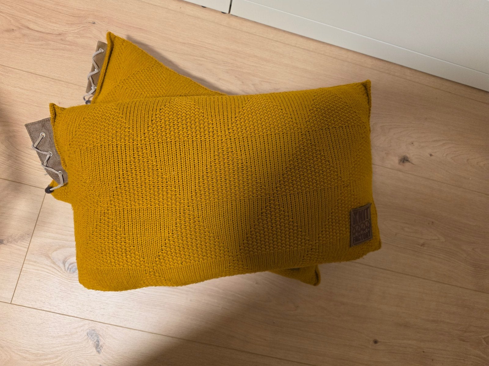 Knit Factory Kussens Okergeel, Ophalen