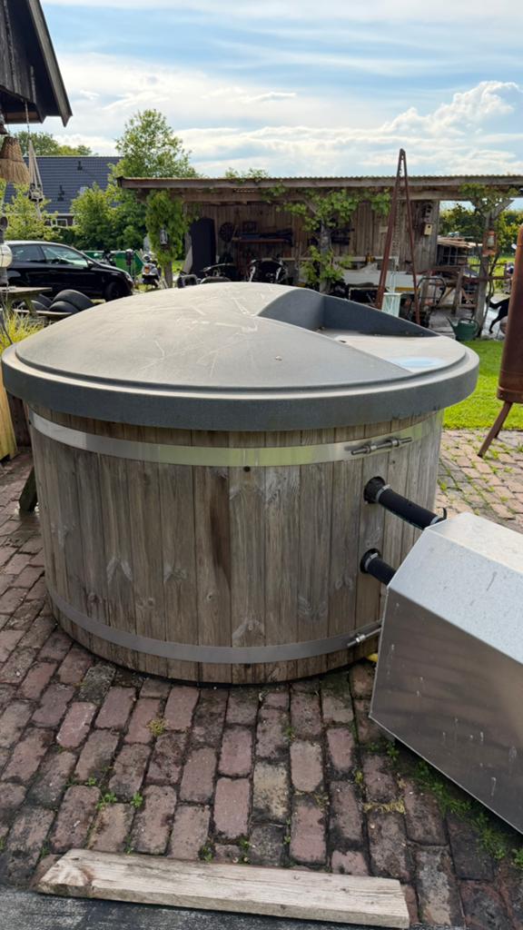 Welltub hottub. 1.70 breed 1.03 hoog, Ophalen, Zo goed als nieuw, Afdekzeil, Vast
