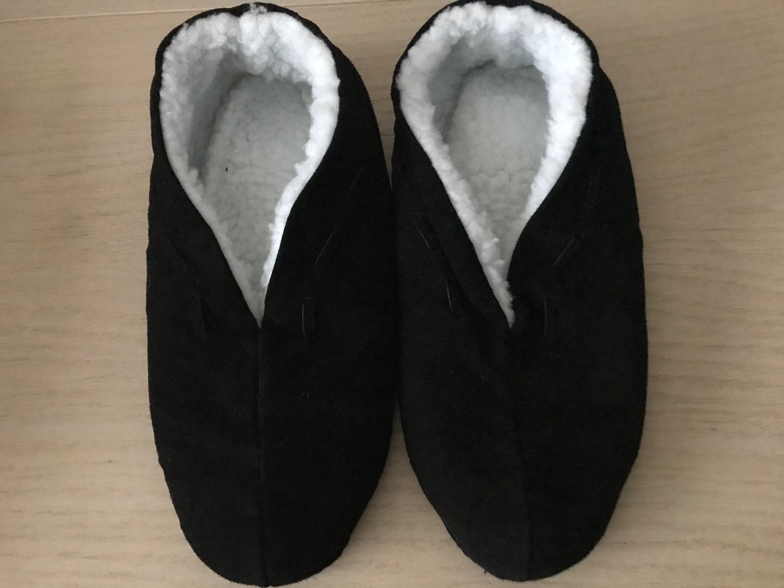 Spaanse SLOFFEN ..zwart suede .. wit bont gevoerd….maat 39, Ophalen, Zo goed als nieuw, Zwart, Pantoffels of Sloffen