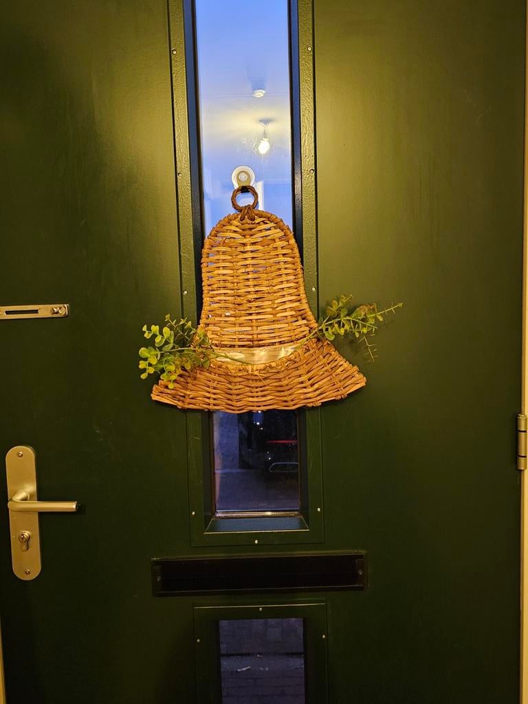 Wandmand an gevlochten riet in de vorm van een bel, Ophalen of Verzenden, Gebruikt, Overige vormen, Overige materialen