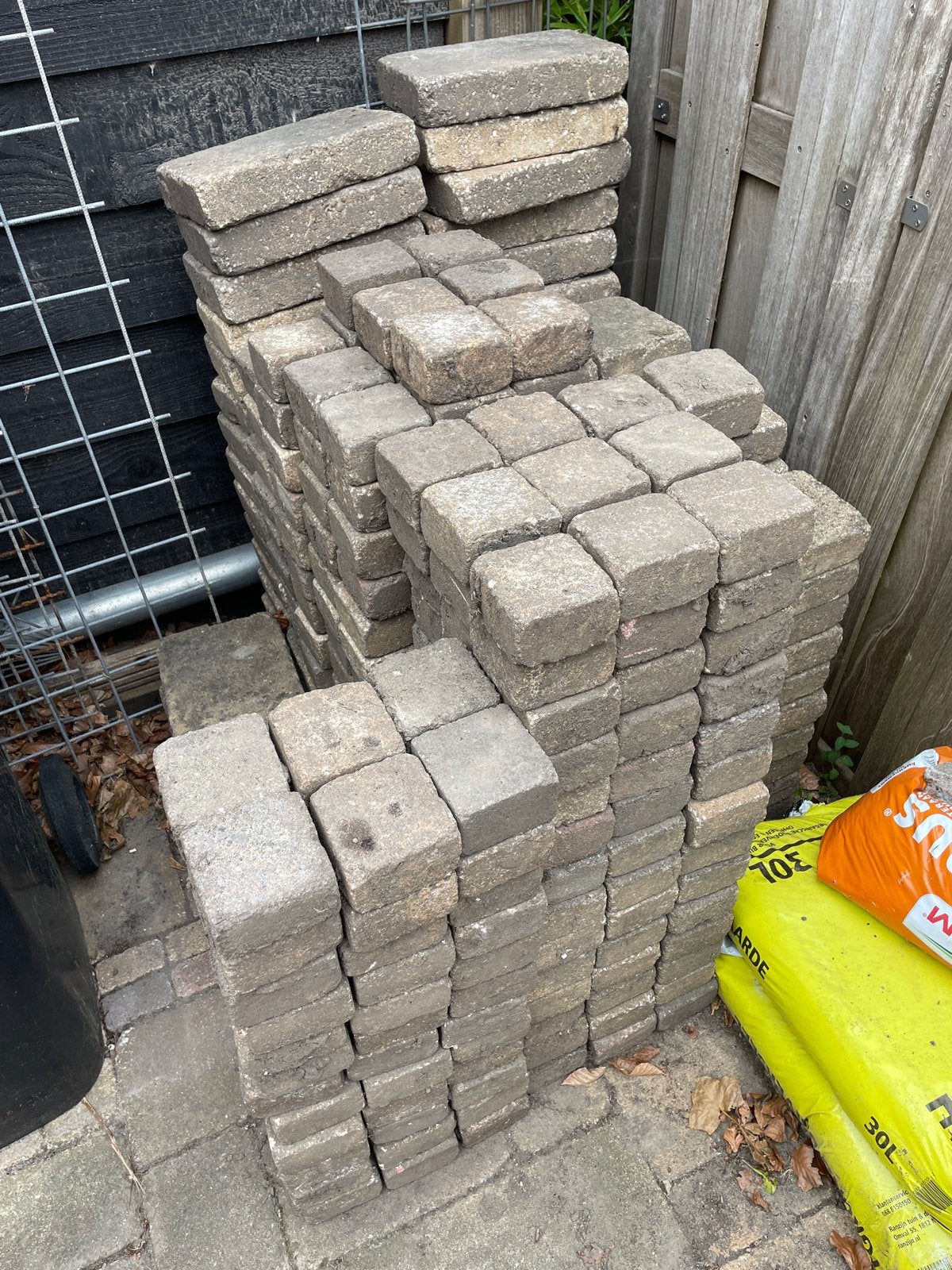 Gratis gebruikte betonnen klinkers, Tuin en Terras, Ophalen, Gebruikt, Klinkers, Minder dan 5 m²