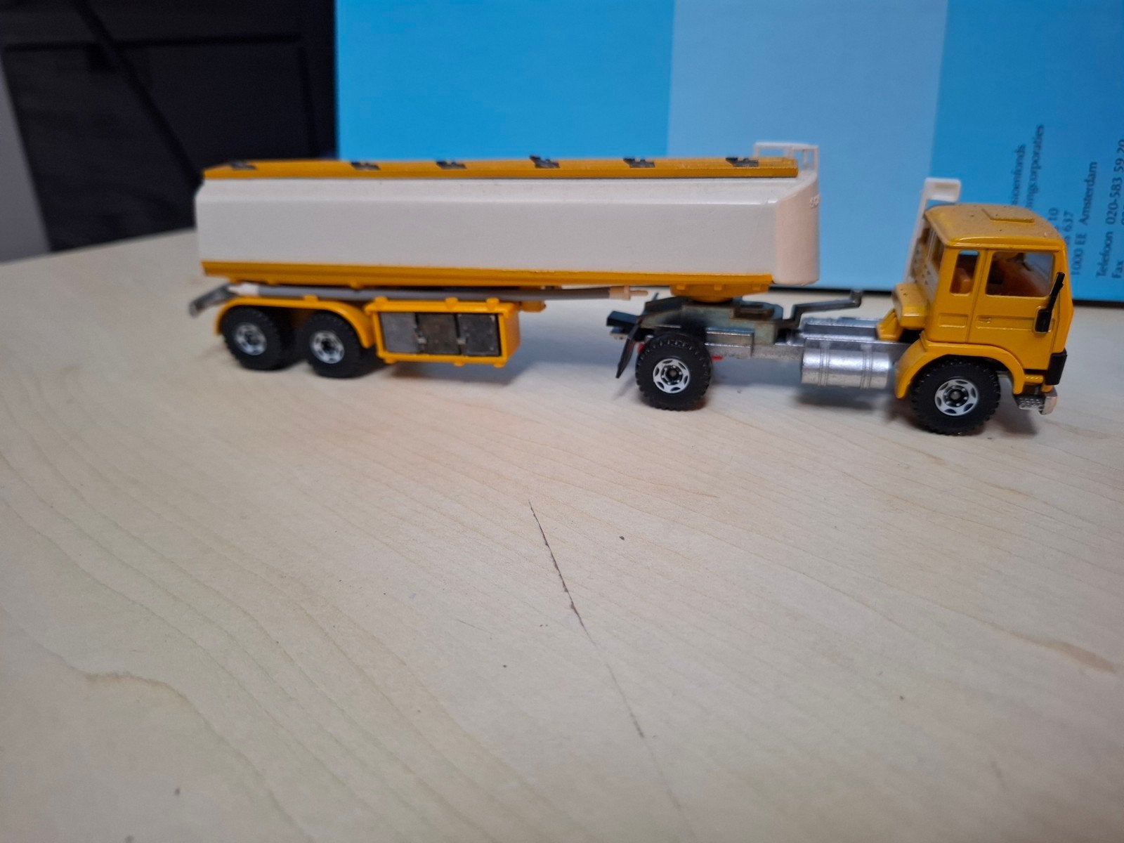 Siku Volvo f7 vrachtwagen met tankoplegger -promomodel, Ophalen of Verzenden, Zo goed als nieuw, Bus of Vrachtwagen, SIKU