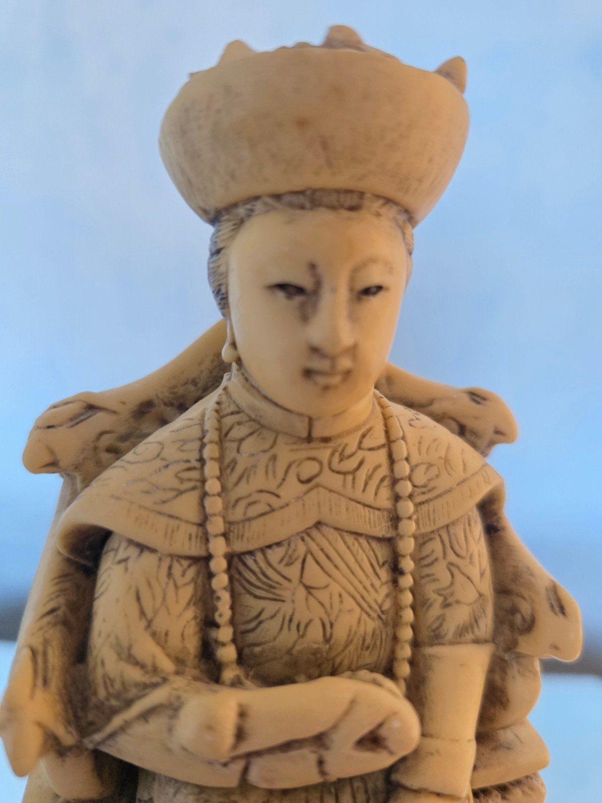 Antiek Chinees beeldje van zittende keizerin op sokkel, Minder dan 20 cm, Natuurlijk materiaal, Ophalen of Verzenden, Beeld
