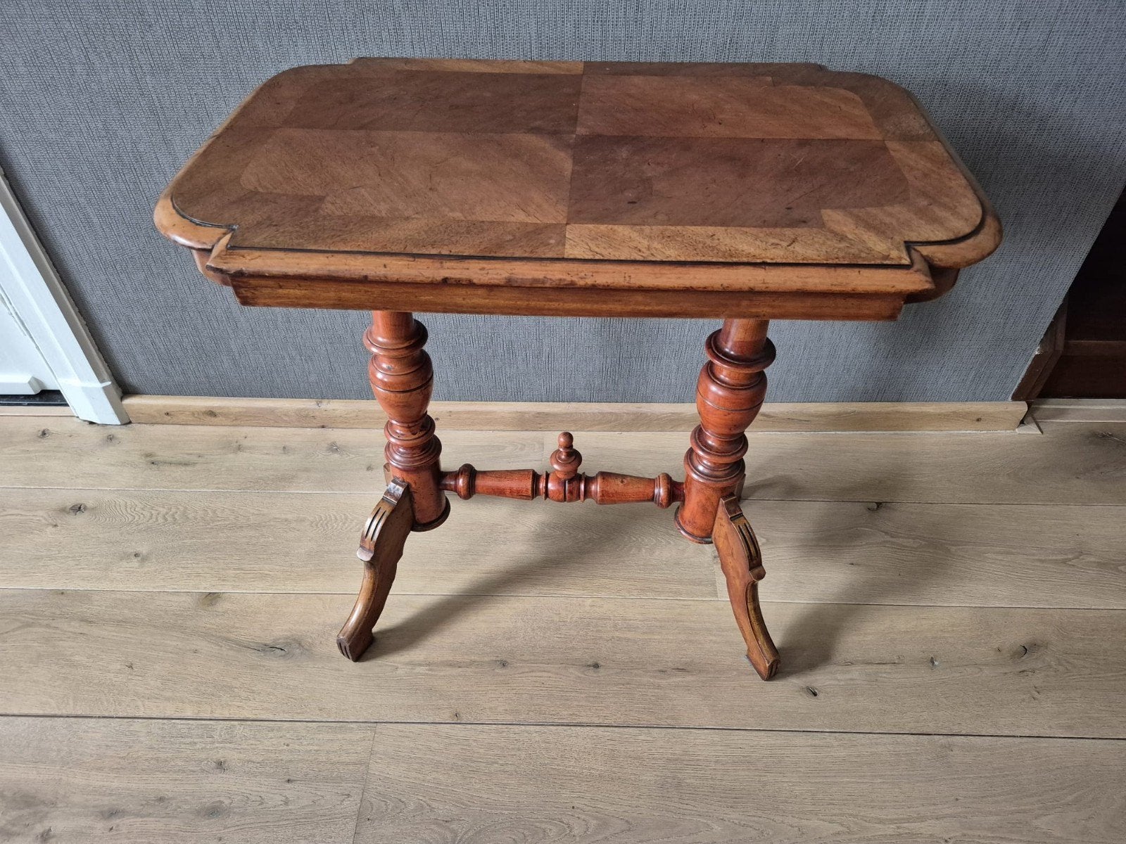 Antieke bijzettafel met sierlijke poten, Ophalen