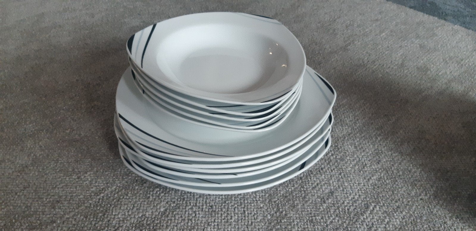 Modern servies: 6 dinerborden en 5 diepe borden, Huis en Inrichting, Ophalen, Porselein, Overige stijlen, Bord(en)