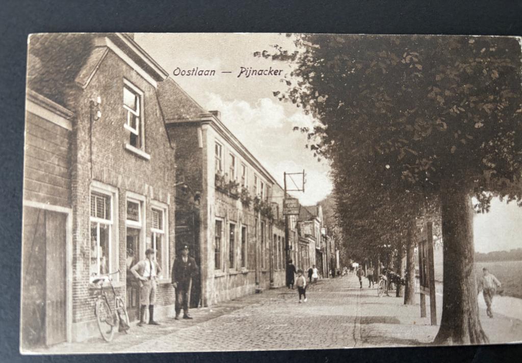 Ansichtkaart Pijnacker Oostlaan jaren 30 volk, Verzamelen, Ansichtkaarten | Nederland, Ophalen of Verzenden, 1920 tot 1940, Gelopen