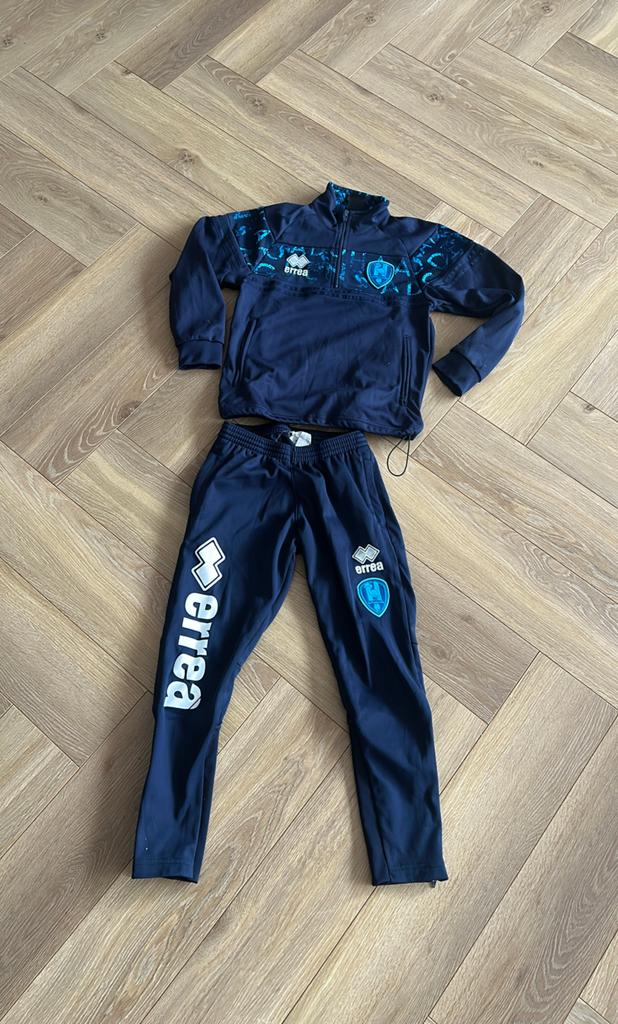 Ado Den Haag trainingspak maat 122-128, Ophalen of Verzenden, Zo goed als nieuw, Jongen of Meisje, Sport- of Zwemkleding