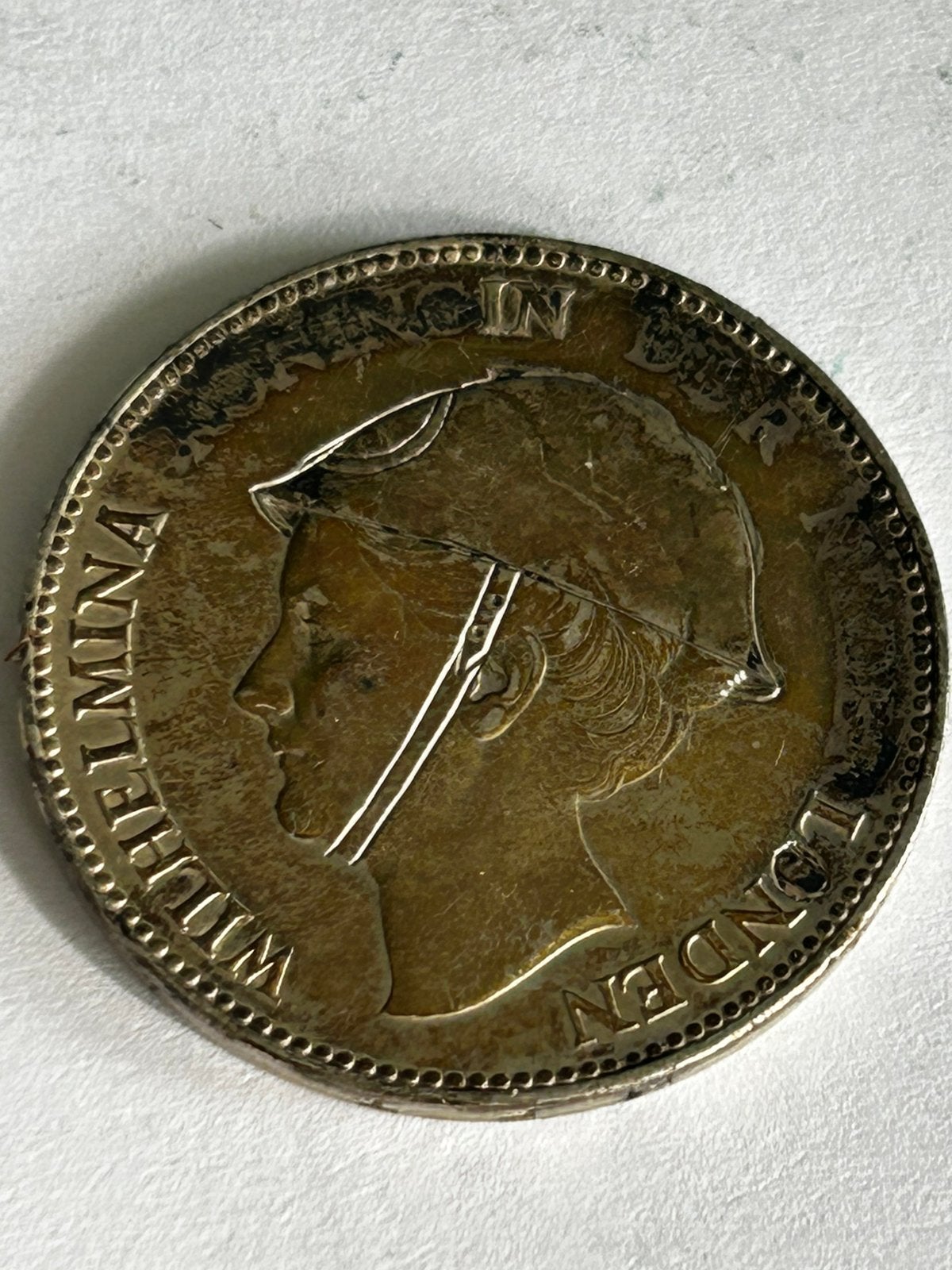 Zilveren Verzetsgulden 1940 Wilhelmina Helm, Ophalen of Verzenden, Koningin Wilhelmina, 1 gulden, Zilver