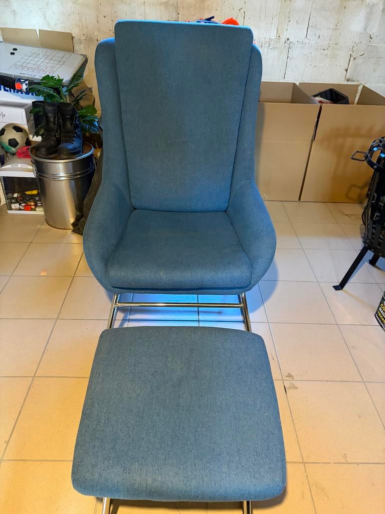 Moderne blauwe fauteuil met voetenbankje - Zo goed als nieuw, Huis en Inrichting, Fauteuils, Zo goed als nieuw, Stof, 50 tot 75 cm