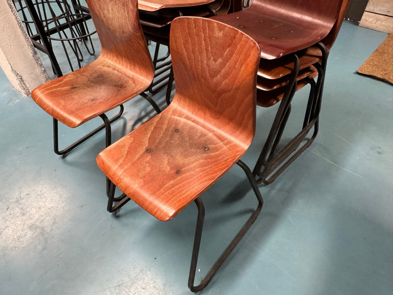 Retro schoolstoelen - 30 stuks beschikbaar, Ophalen, Gebruikt, Bruin, Vijf, Zes of meer stoelen