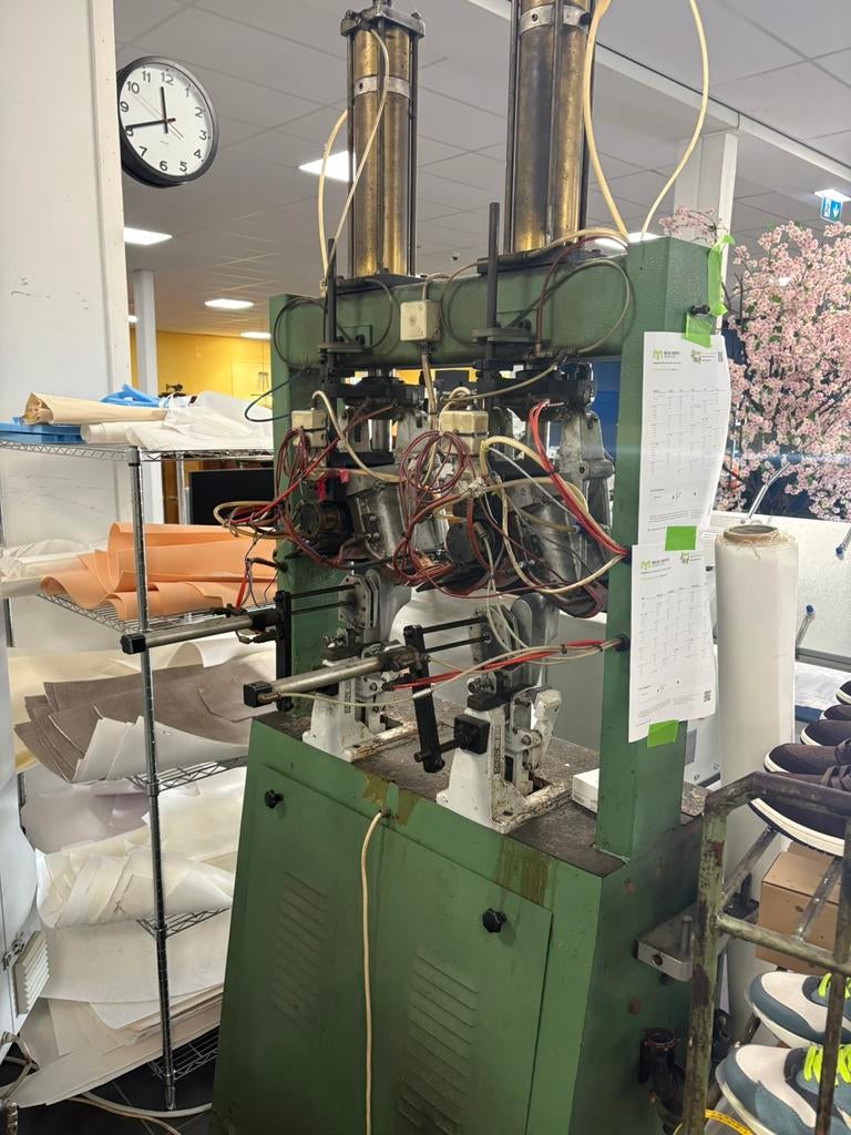 CONTREFORT PERS SCHOENMAKERIJ SCHOENMAKER MACHINE, Ophalen, Gebruikt