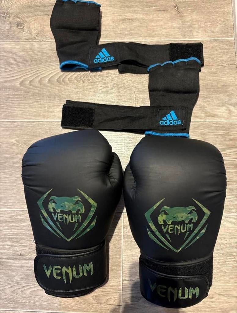 Venum bokshandschoen 16 oz met Adidas bandages, Ophalen of Verzenden, Zo goed als nieuw, Bokshandschoenen