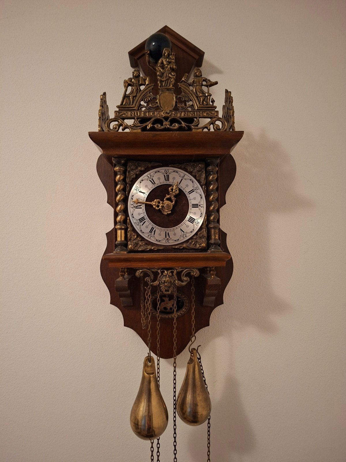 Antieke Friese Staartklok met Bronzen Ornamenten, Ophalen