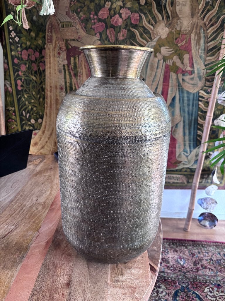 Grote metalen vloervaas messing/bronskleur met reliëf, Huis en Inrichting, Ophalen of Verzenden, Overige kleuren, Overige materialen