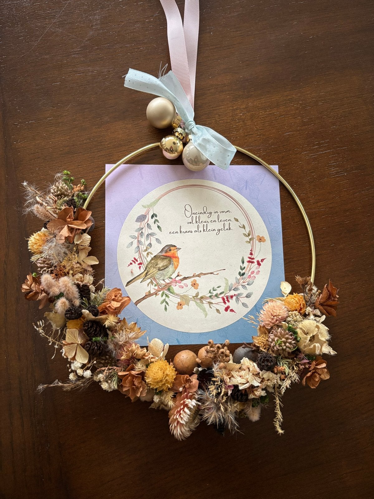 Decoratieve krans met droogbloemen en vogelillustratie, Ophalen of Verzenden, Nieuw, Krans, Natuurlijk materiaal