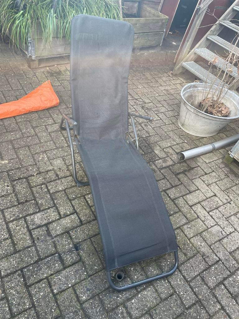 Gratis: Ligstoel voor buiten, grijs met metalen frame, Ophalen, Gebruikt, Metaal, Inklapbaar