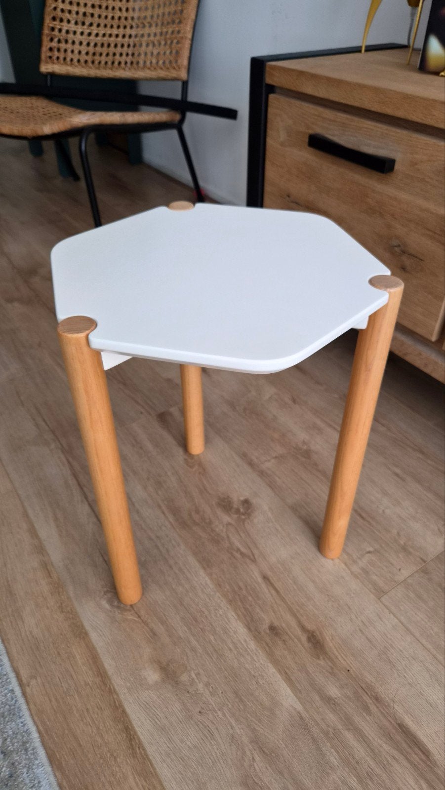 Umbra bijzettafel, wit met houten poten, Ophalen, Minder dan 45 cm, Minder dan 55 cm, Zo goed als nieuw