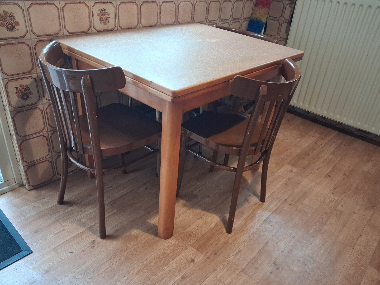 oma's vintage keukentafel met 6 houten stoelen, Antiek en Kunst, Ophalen