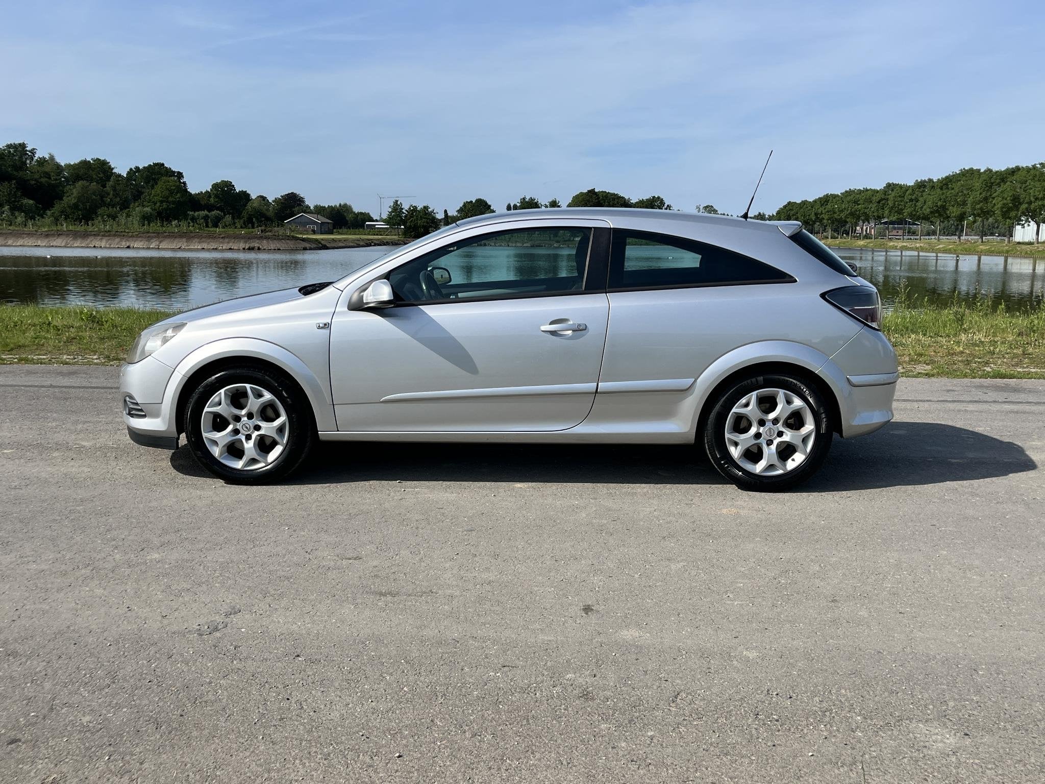 Opel Astra GTC 1.6 Sport Airco, cruise, radio, Auto's, Opel, Voorwielaandrijving, Zwart, 4 cilinders, 620 kg