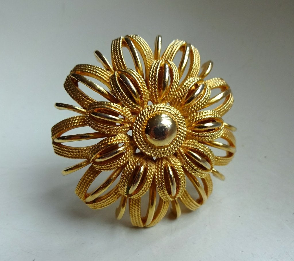 Jaren '60 / '70 vergulde broche: royaal model, copyright, Ophalen of Verzenden, Overige materialen, Broche, Verguld