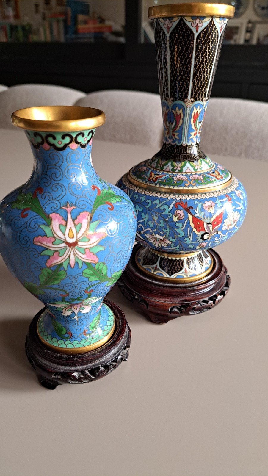 Set van 2 Cloisonné vazen met houten voetstukken, Antiek en Kunst, Ophalen of Verzenden