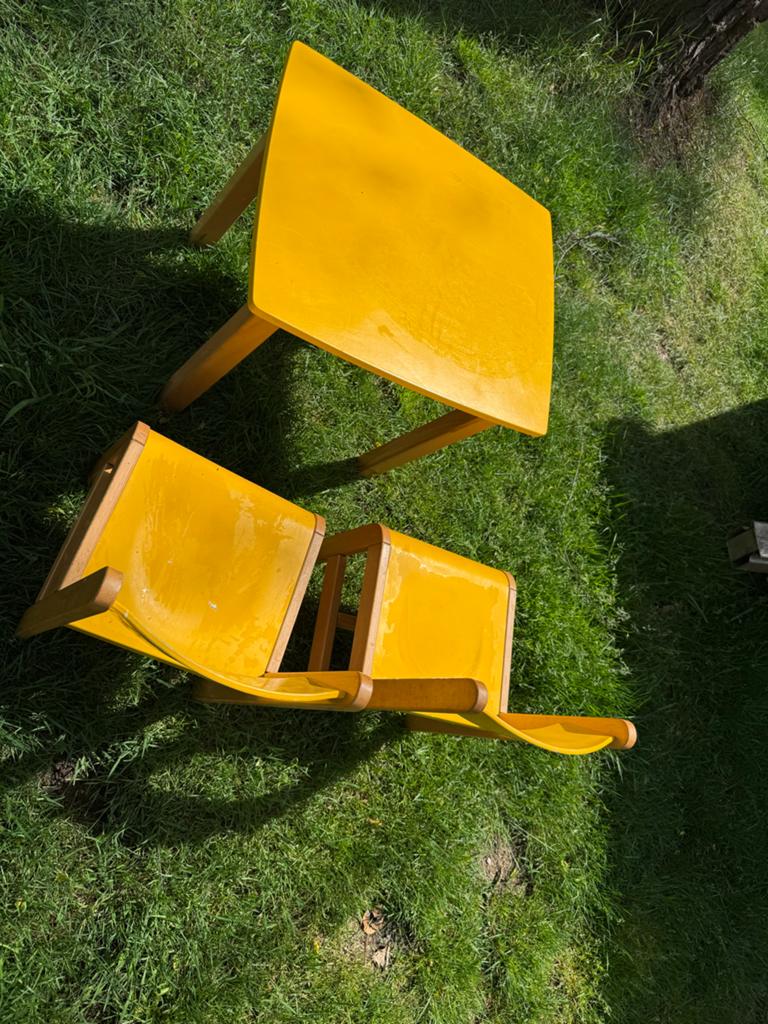 Degelijke kinder tafel met 2 stoelen - Geel, Kinderen en Baby's, Kinderkamer | Tafels en Stoelen, Ophalen, Gebruikt, Tafel(s) en Stoel(en)