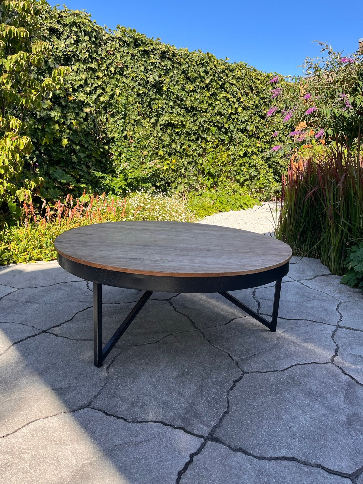 Ronde salontafel met houten blad en metalen onderstel, Ophalen, Gebruikt, Rond, 50 tot 100 cm