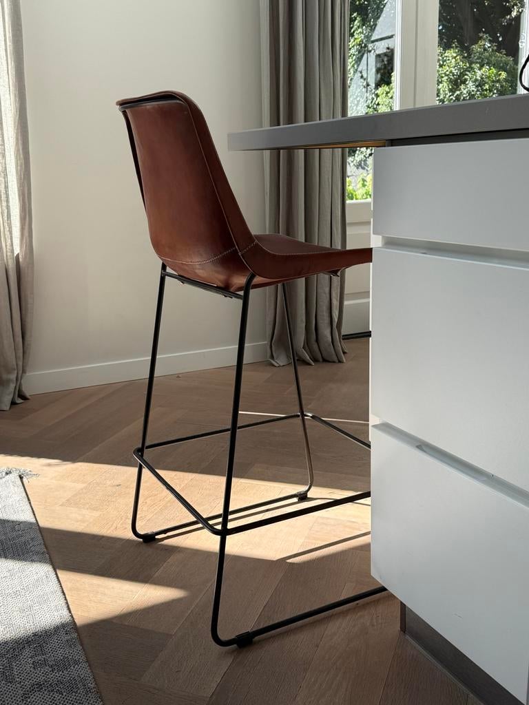 Set van 2 (tuig)leren keukenkrukken, Huis en Inrichting, Barkrukken, Ophalen, Gebruikt, Met voetsteun, 60 tot 90 cm