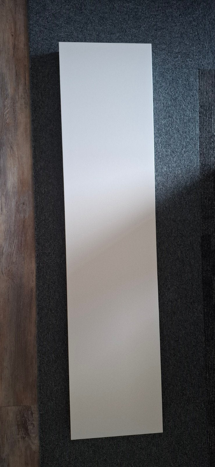 Witte wandplank met blinde bevestiging, Ophalen