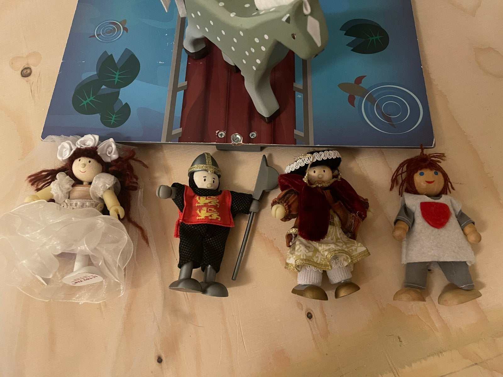Le Toy Van Kasteel met 6 poppetjes en 2 paarden, Ophalen, Gebruikt, Poppenhuis