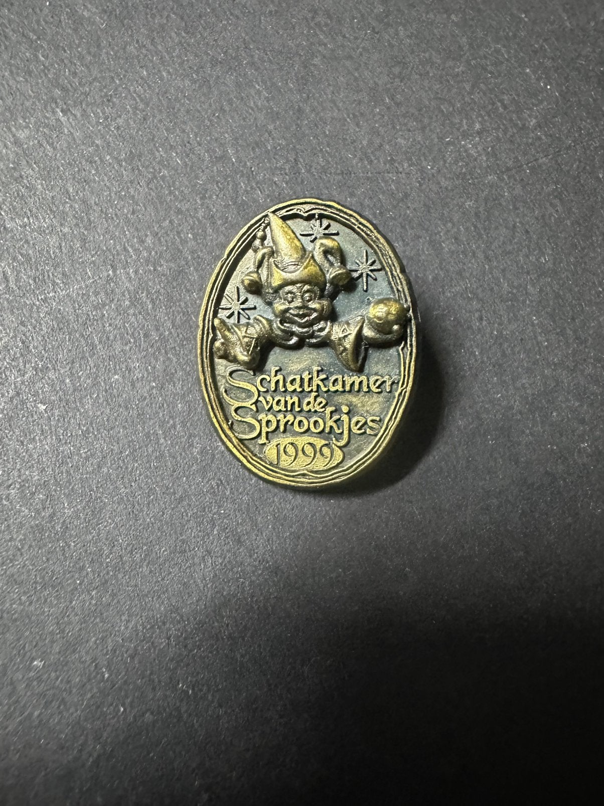 Efteling pin schatkamer van de sprookjes 1999, Verzamelen, Ophalen of Verzenden, Zo goed als nieuw, Button of Speldje