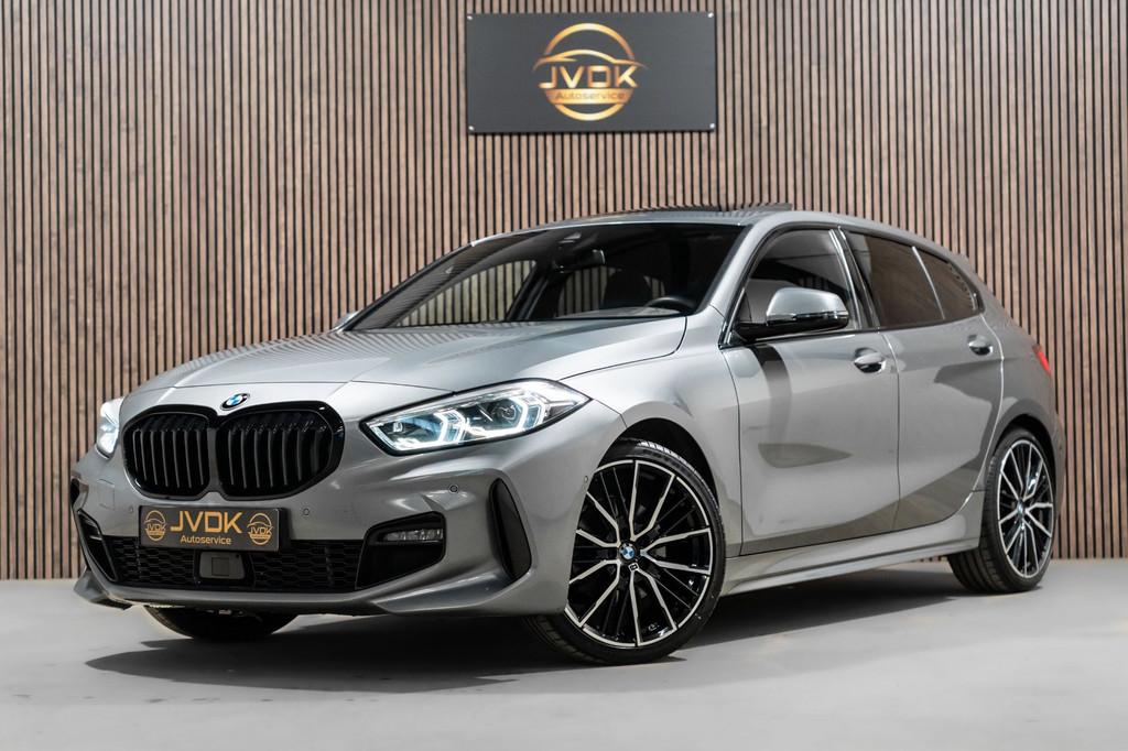 BMW 1-serie 118i M-Sport Pano HUD HK Muziek Kuipstoelen BTW, Auto's, 136 pk, Gebruikt, Automatische klimaatregeling, Alcantara