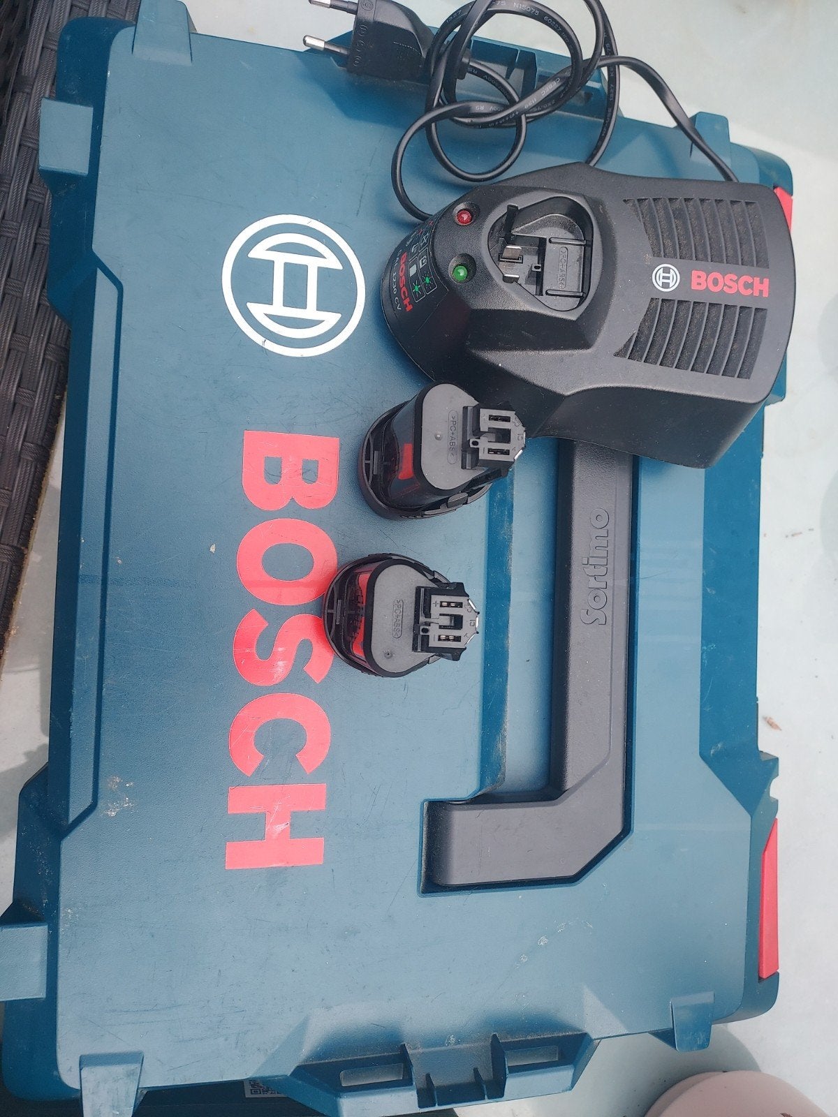 Bosch Lader met 2x 12V 2.0Ah Accu's en Koffer