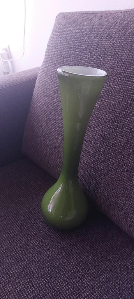 Te koop: groene glazen design vaas, Huis en Inrichting, Woonaccessoires | Vazen, Ophalen of Verzenden, Zo goed als nieuw, Groen