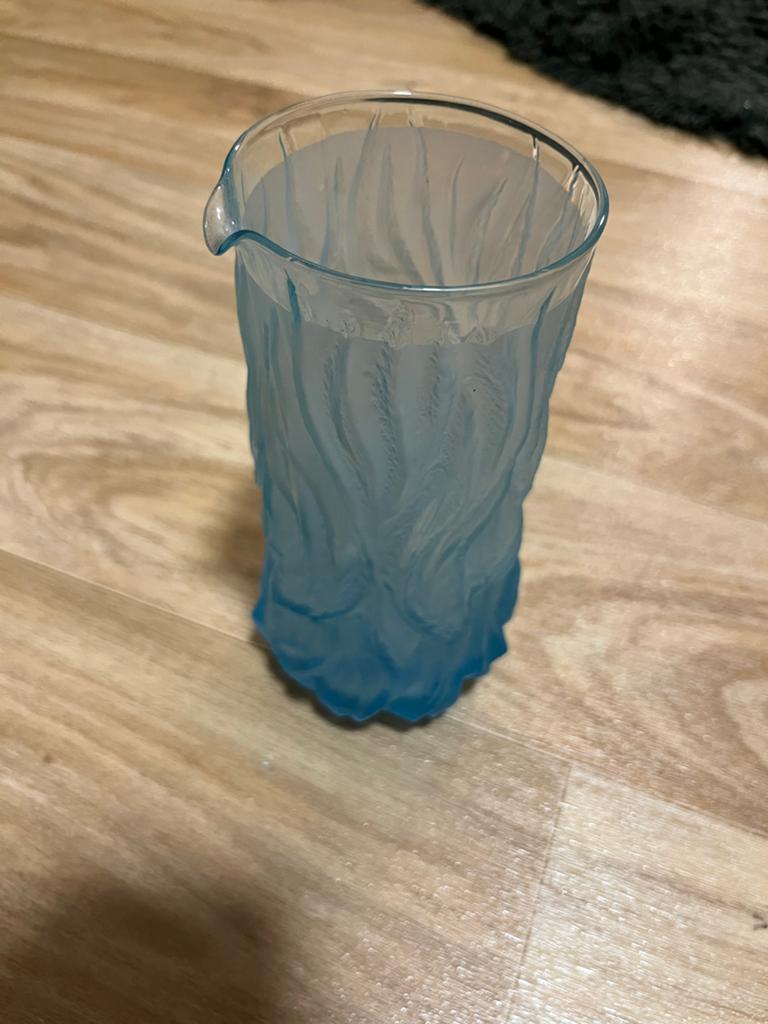 Mooie blauwe glazen vaas/kan, Huis en Inrichting, Woonaccessoires | Vazen, Blauw, Ophalen of Verzenden, Minder dan 50 cm, Glas