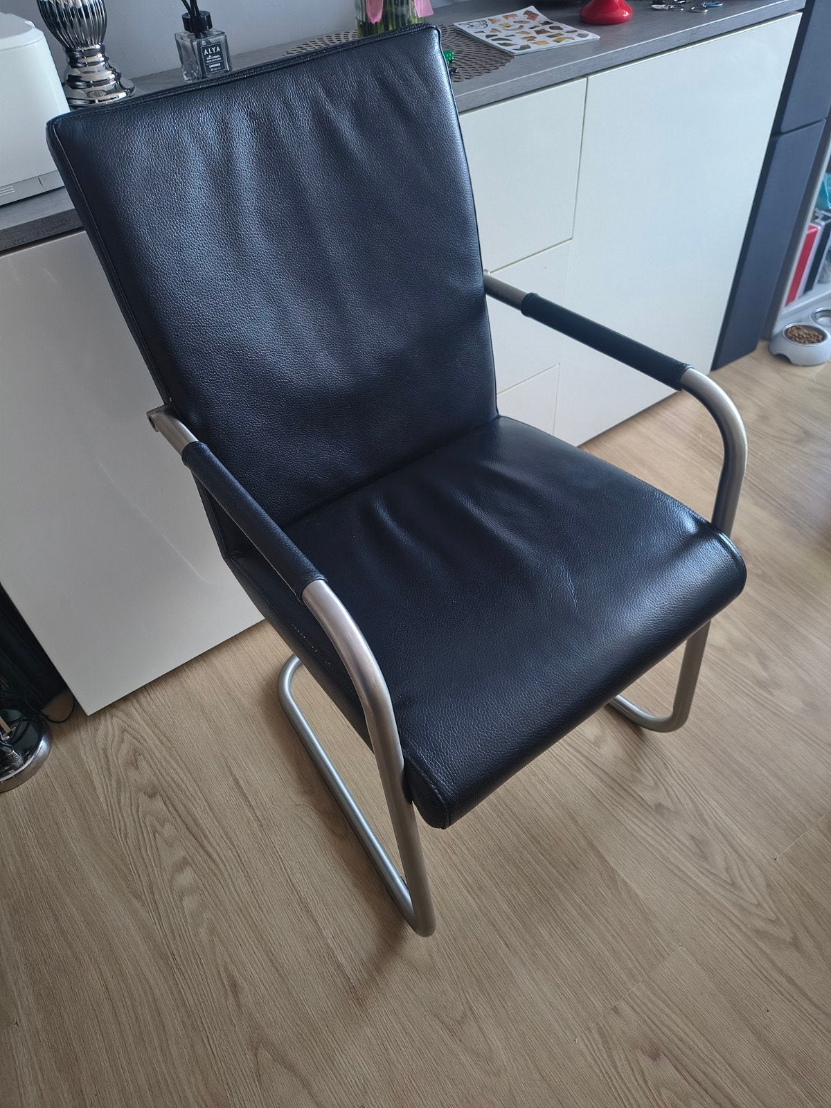 Mavani eetkamerstoel zwart leer met metalen frame, Ophalen, Gebruikt, Zwart, Leer