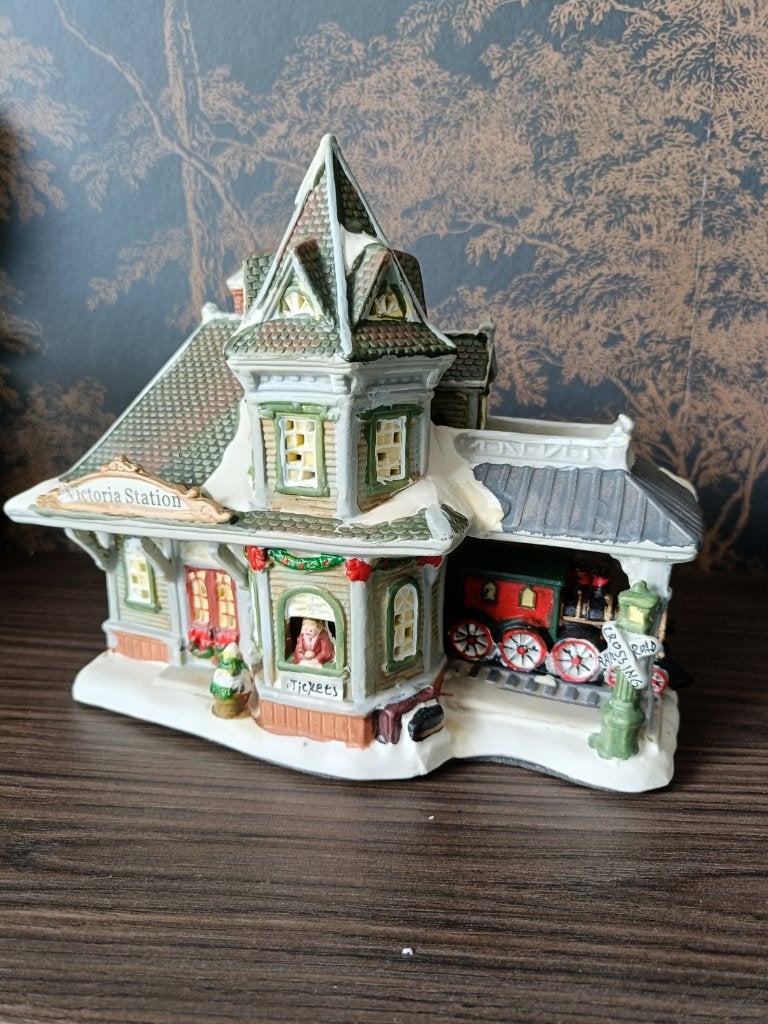 Kersthuis Lumineo Victoria station, Diversen, Kerst, Ophalen of Verzenden, Zo goed als nieuw