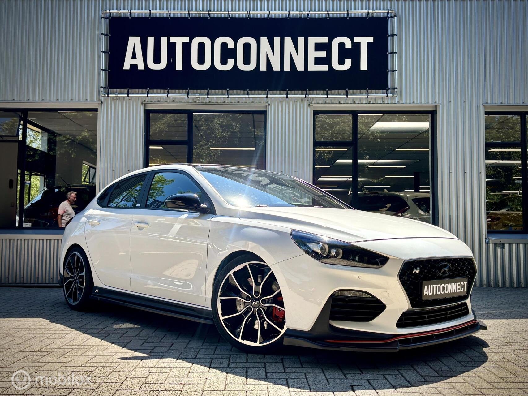 Hyundai i30 Fastback 2.0 T-GDI. PANO, NAVI, CAMERA, XENON, Stof, 4 cilinders, Automatische klimaatregeling, Wit