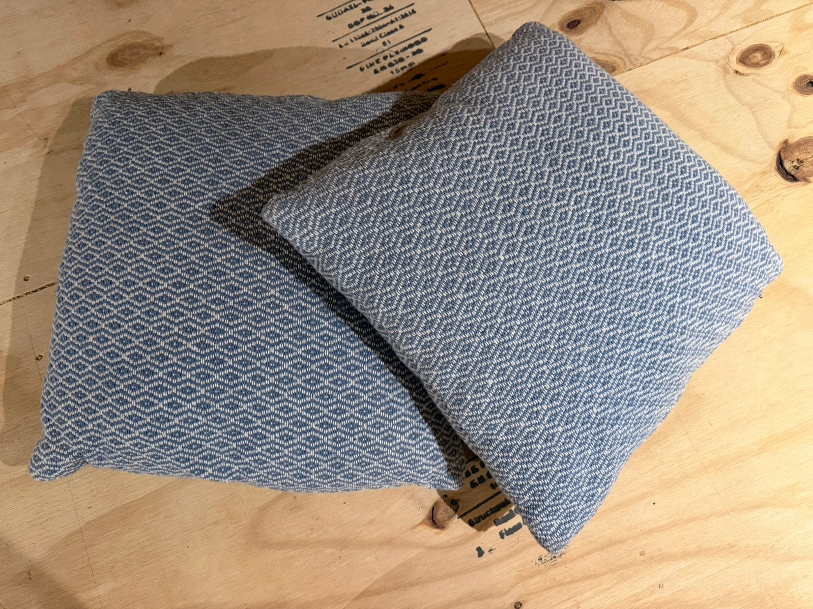 Twee kussens blauw, Ophalen of Verzenden, Zo goed als nieuw, Blauw, Vierkant