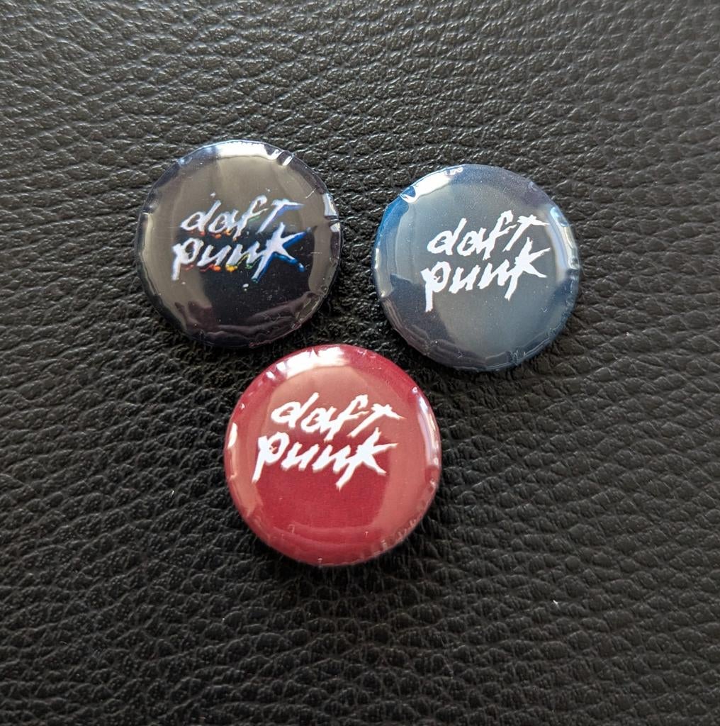 Daft Punk – 25 mm button – Zwart, Blauw, Rood, Ophalen of Verzenden, Nieuw, Overige typen