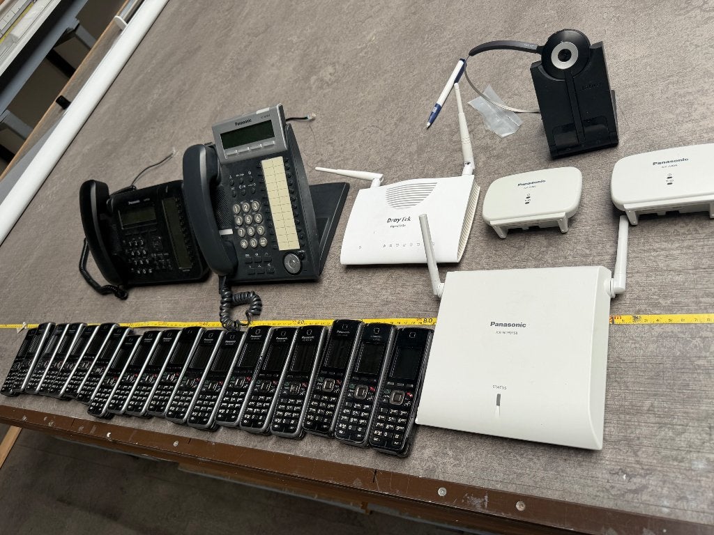 Panasonic telefoon centrale met vaste en losse telefoons, Telecommunicatie, Vaste telefoons | Handsets en Draadloos, Ophalen, 1 handset