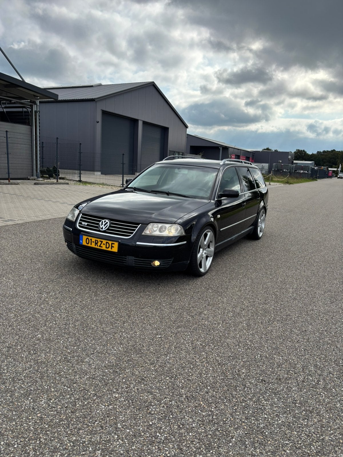 Volkswagen Passat 4.0 W8, 8 cilinders, Zwart, Stationwagon, 1751 kg