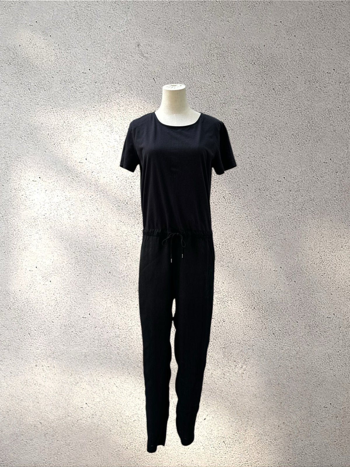COS Zwarte jumpsuit met korte mouwen en trekkoord, Kleding | Dames, Jumpsuits, Ophalen of Verzenden, Zo goed als nieuw, Maat 38/40 (M)