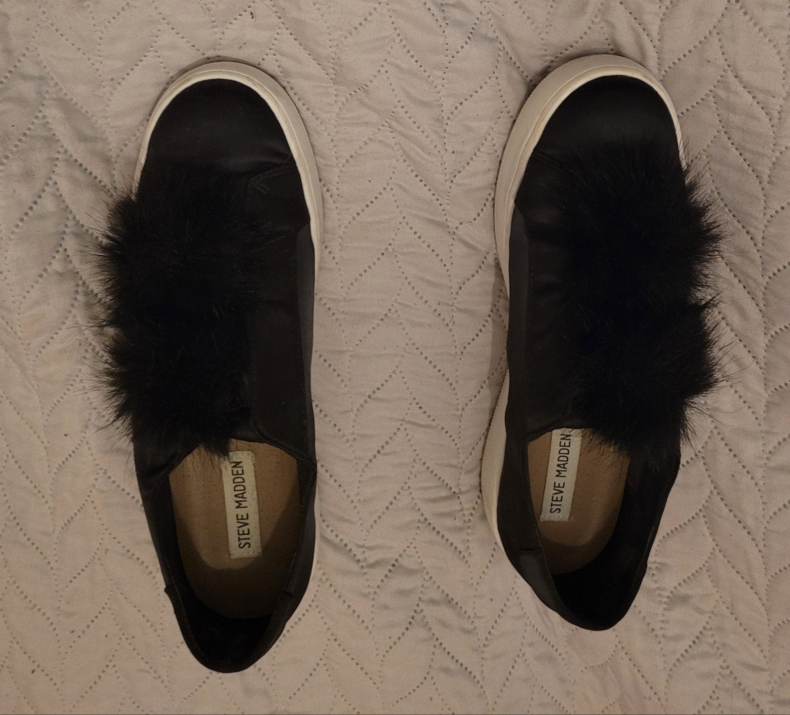 Steve Madden Instappers met Pom Poms - Zwart, Steve Madden, Ophalen of Verzenden, Gedragen, Instappers