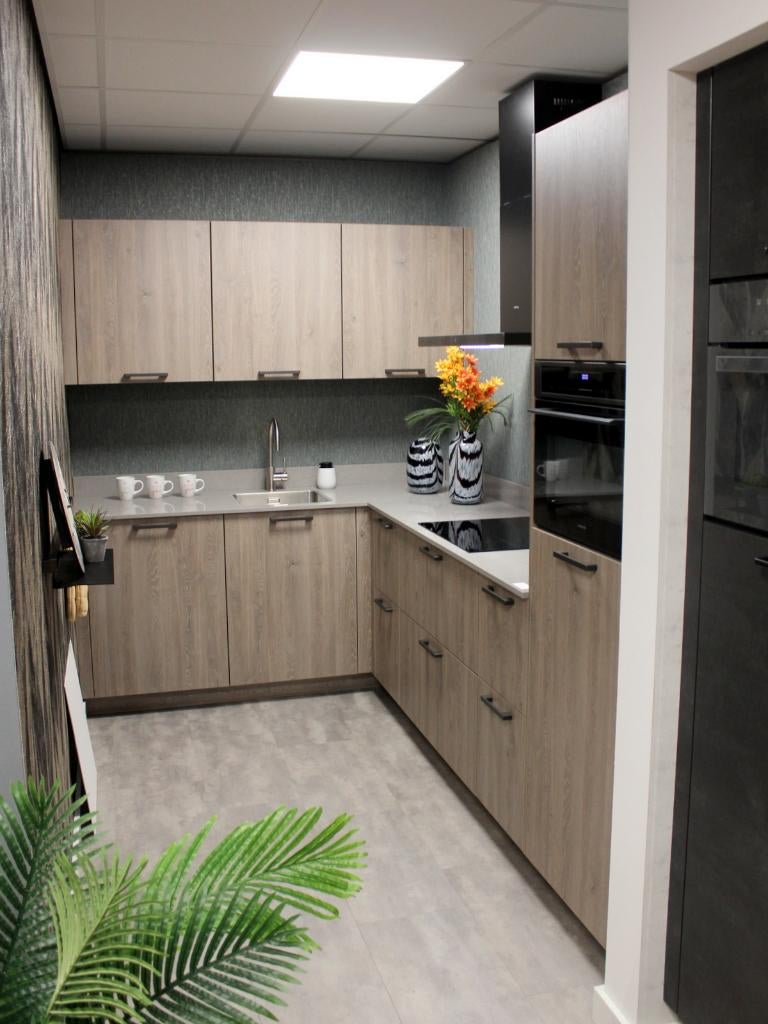 EC4 - Showroom hoekkeuken  met composiet en apparatuur, Huis en Inrichting, Keuken | Complete keukens, Ophalen, Overige kleuren