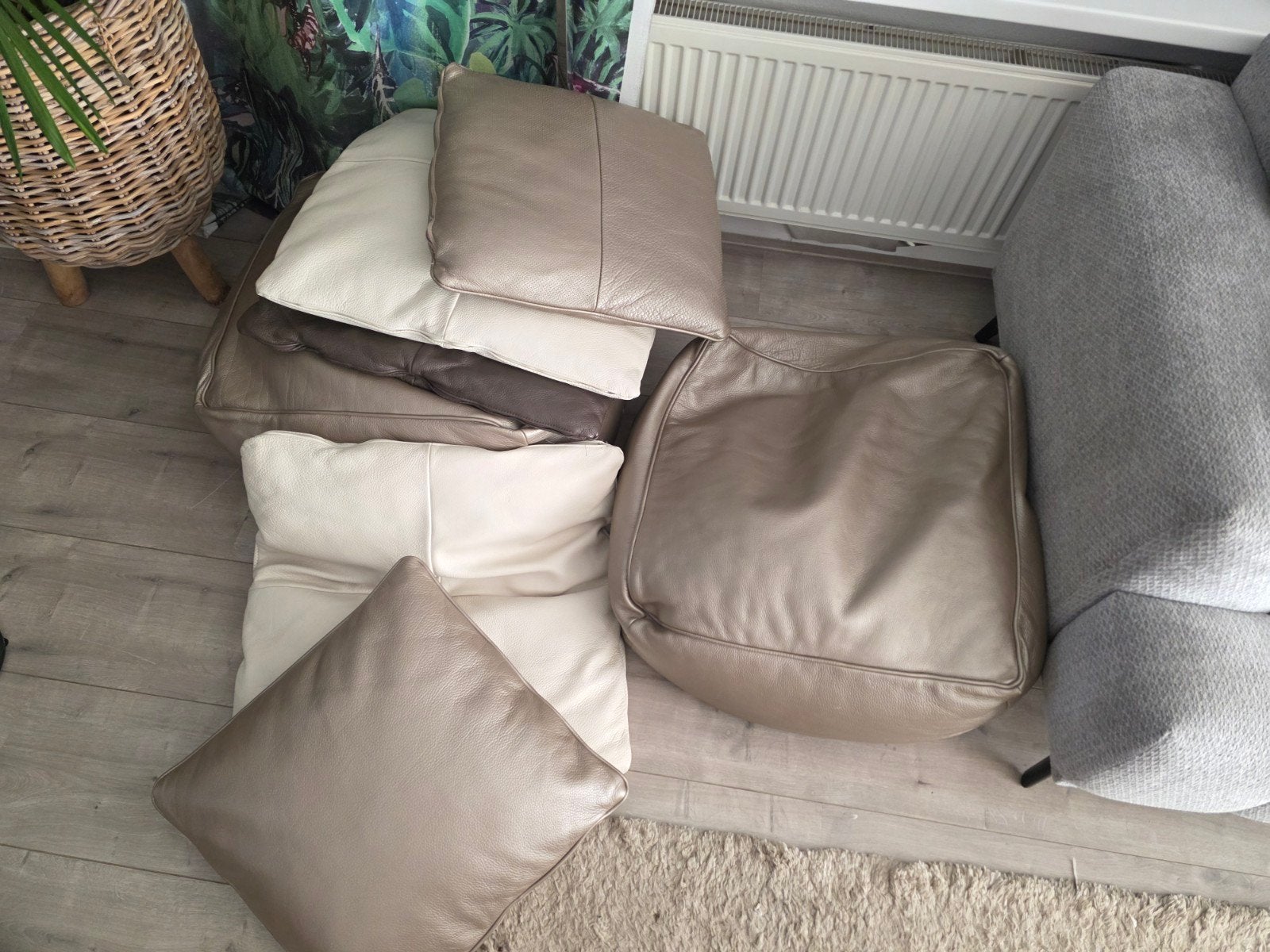 Natuzzi poef en kussens - Beige/Bruin leer, Huis en Inrichting, Woonaccessoires | Kussens, Overige merken, Gebruikt, Inclusief binnenkussen