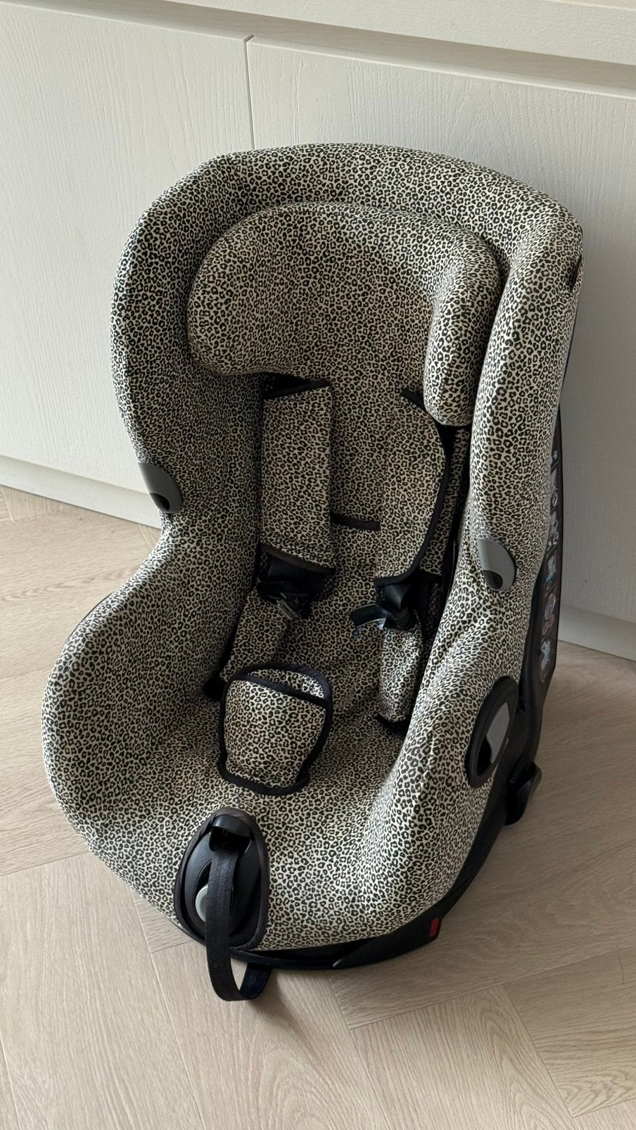 Maxi cosi Axiss + Ukje luipaard hoes zand autostoel, Kinderen en Baby's, Autostoeltjes, Ophalen, Autogordel, 9 t/m 18 kg, Zo goed als nieuw