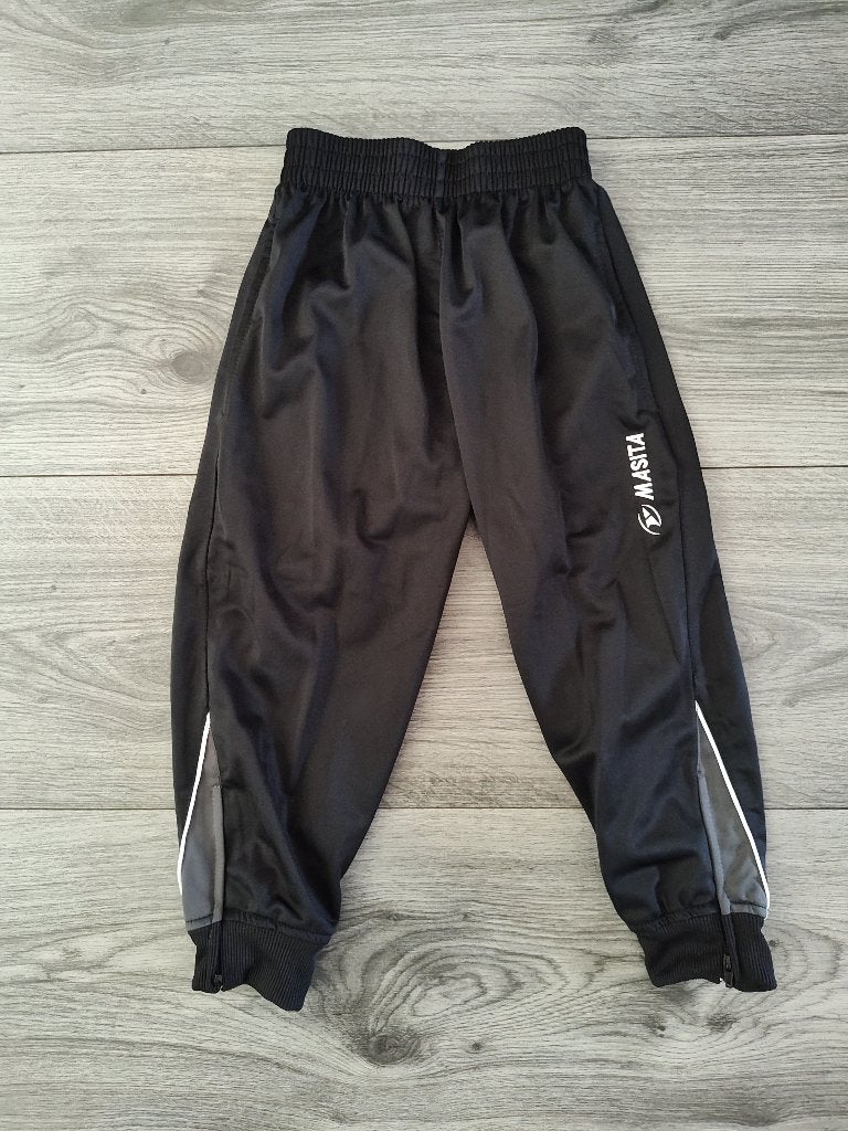 Masita Trainingsbroek Maat 104 Zwart Nieuw Retro Voetbal, Broek, Jongen of Meisje, Nieuw, Ophalen of Verzenden