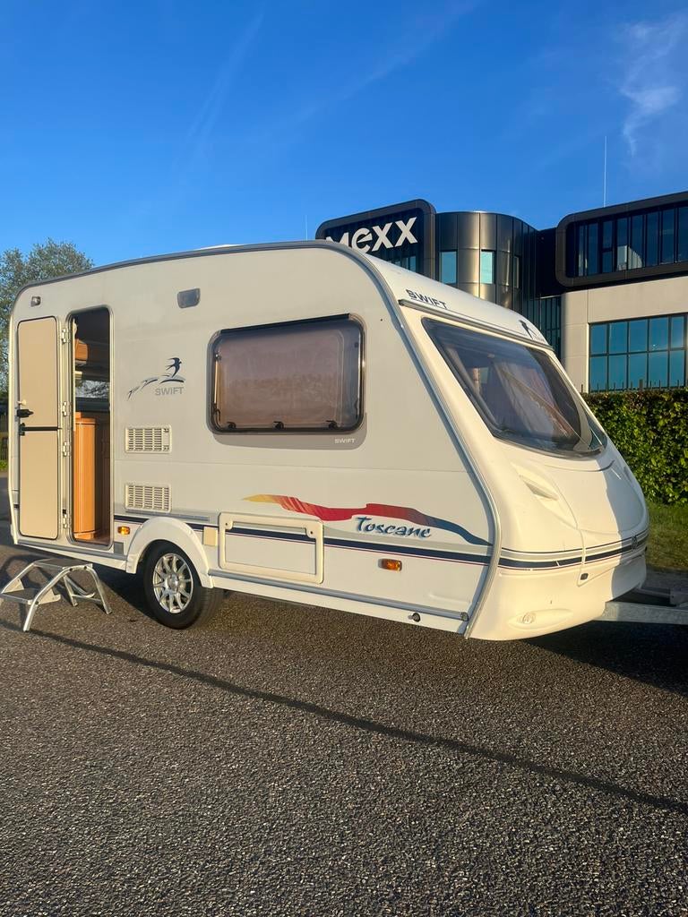 Swift Toscane Bovag Beurt 07-04-2026 + Airco op dak Voortent, Caravans en Kamperen, Caravans, Particulier, tot en met 2, 750 - 1000 kg