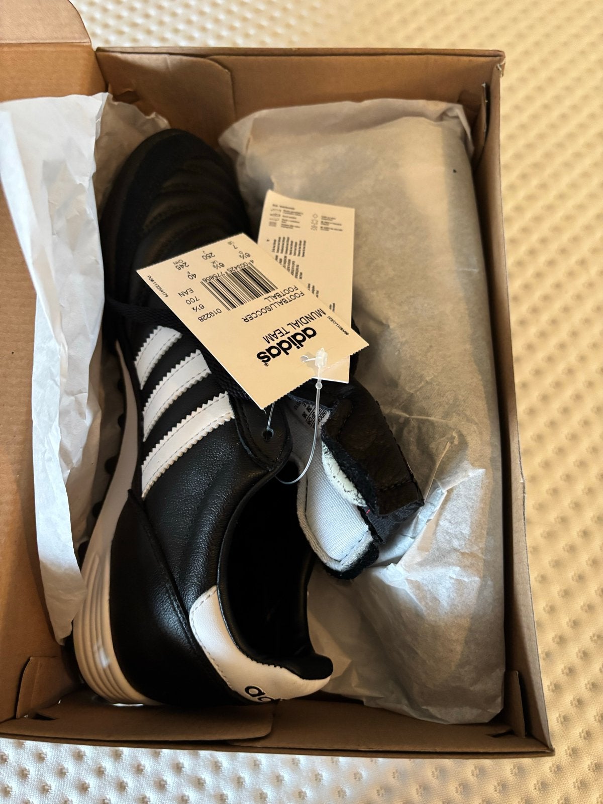 Nieuwe Adidas Mundial Team kunstgras voetbalschoenen - Maat, Ophalen of Verzenden, Nieuw, Schoenen
